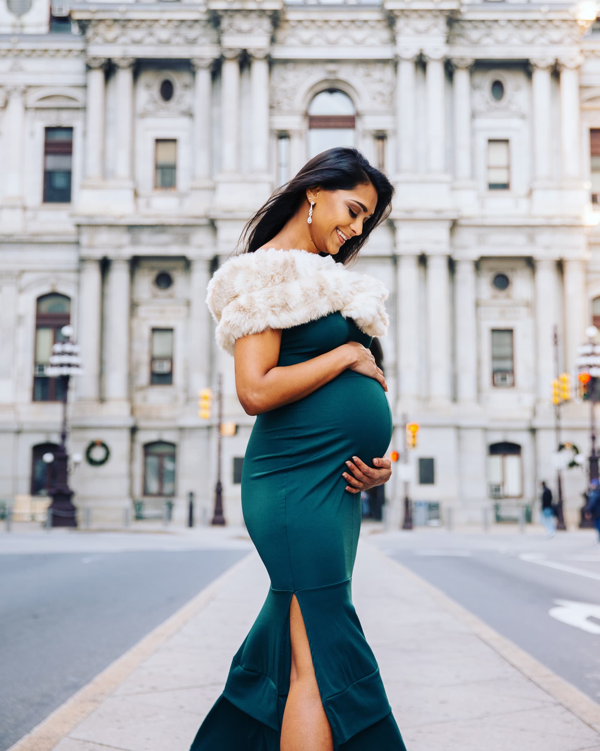 Expecting mother portrait in front of a city building